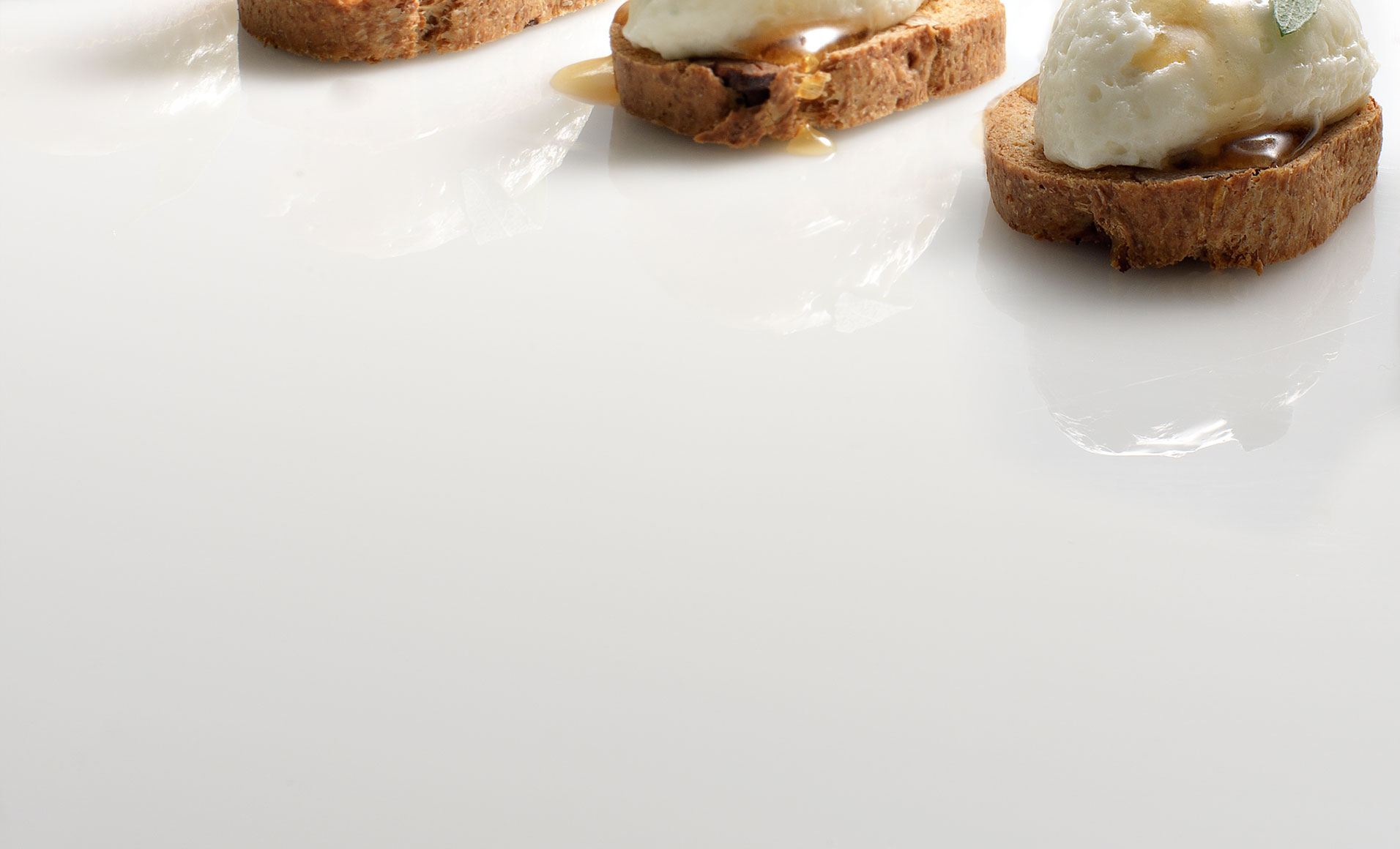 Gorgonzola mousse on a nut baguette with truffle honey