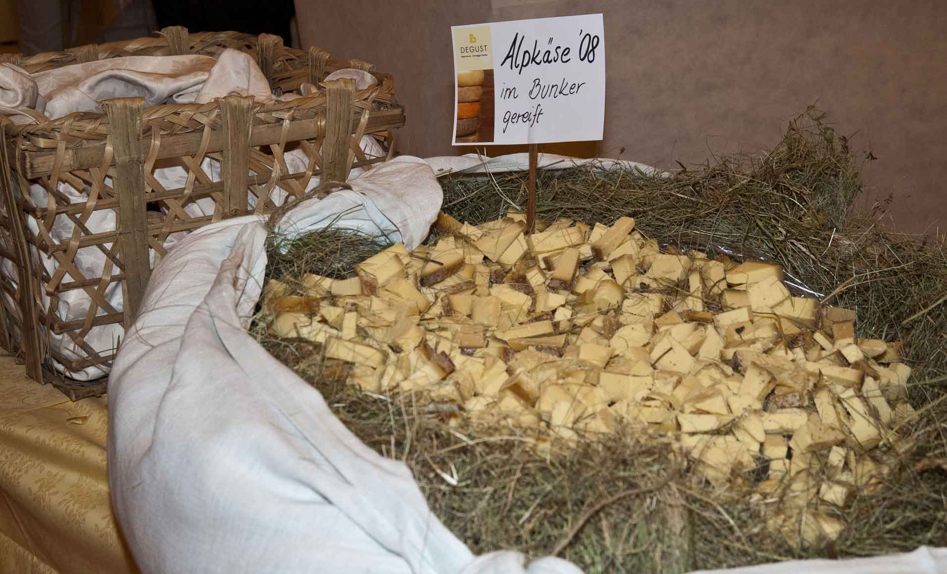 Bergkäse im Heutuch