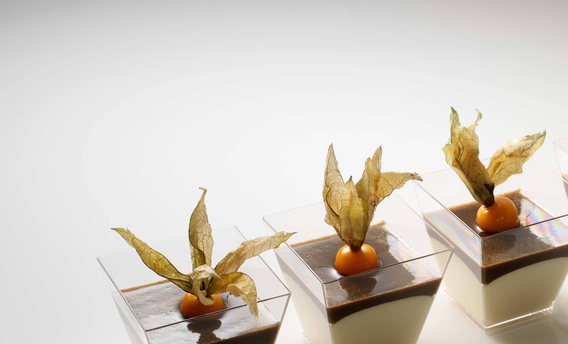 Mousse von weisser Schokolade mit Kaffee und Physalis im Glas