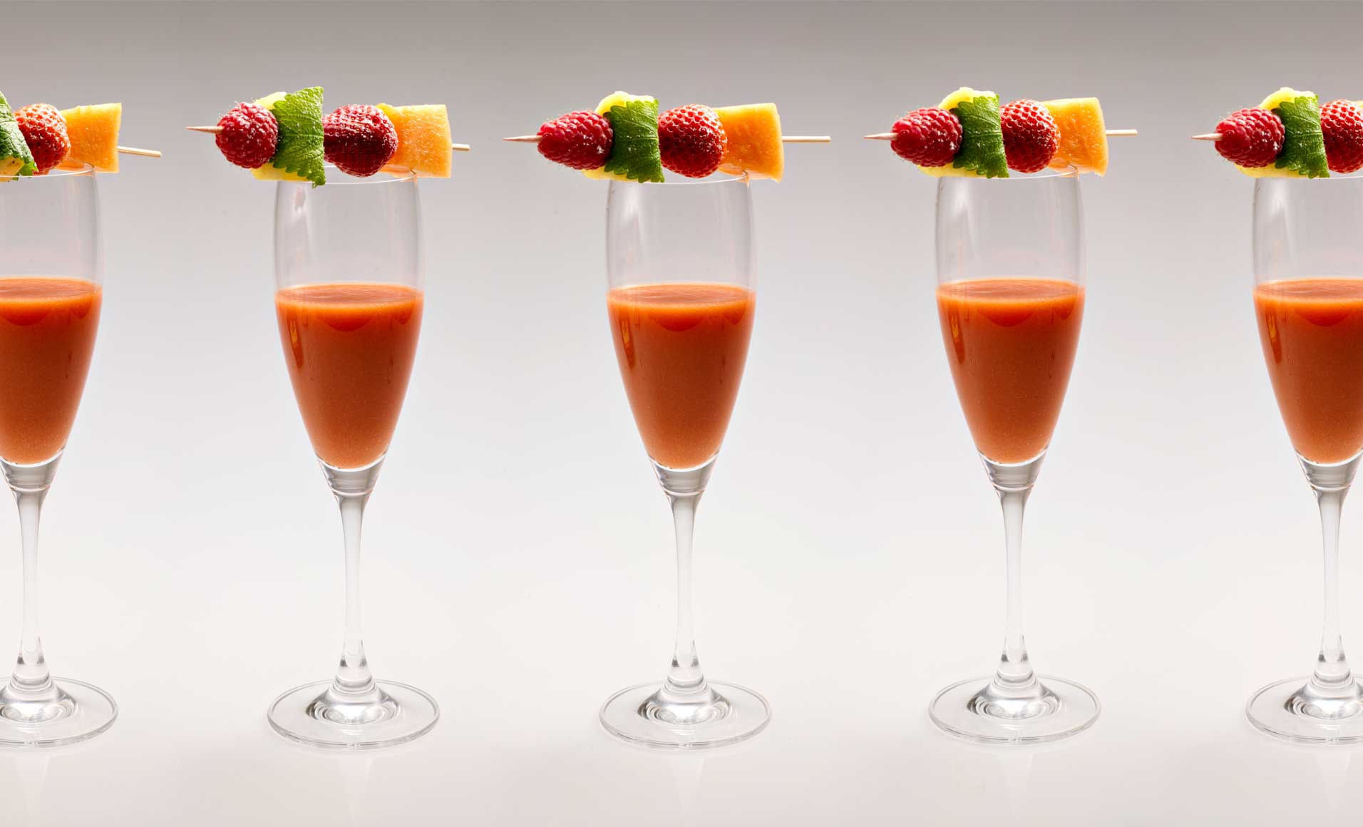 Früchtecocktails mit Früchtespiesschen