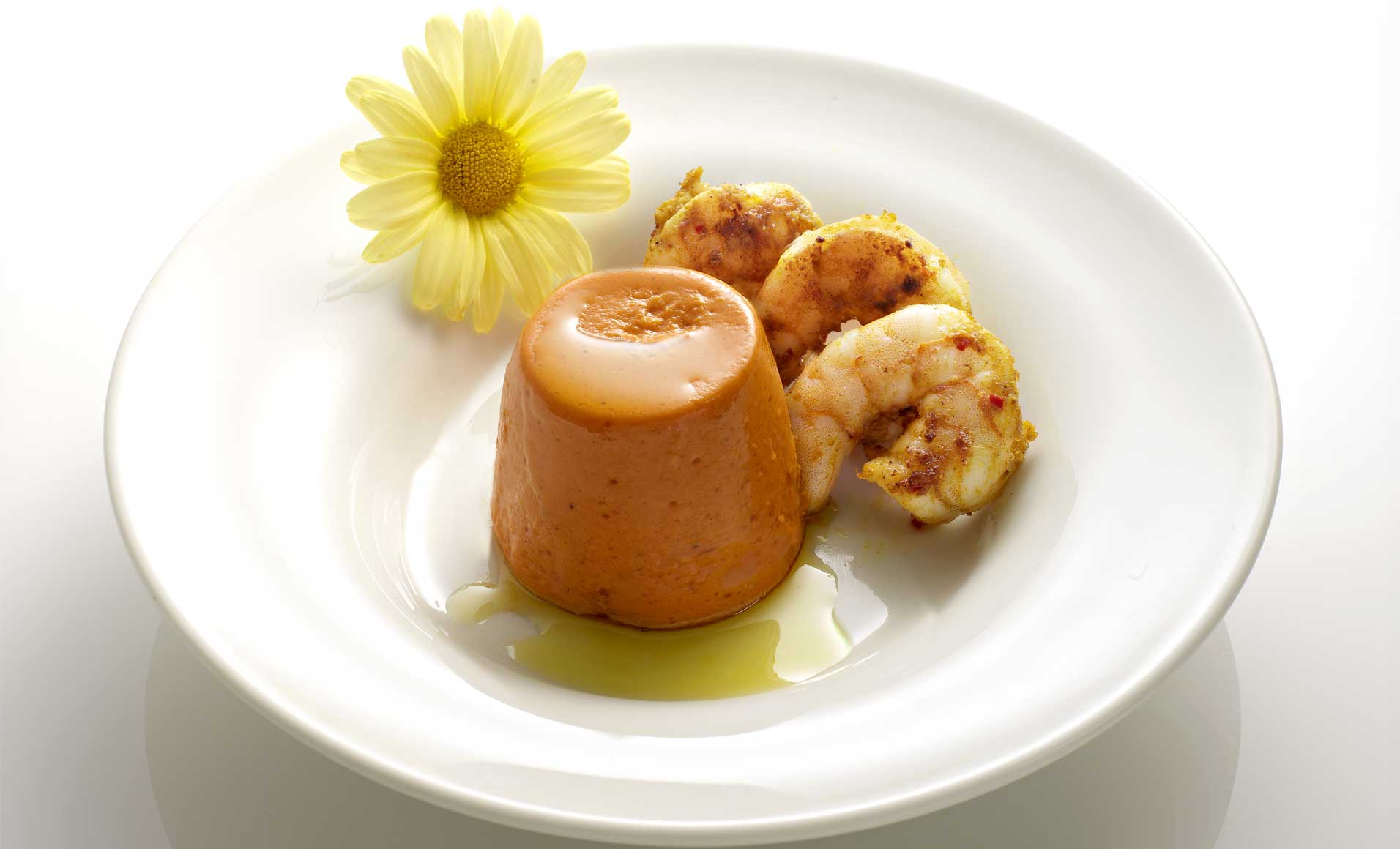 Flan von rotem Paprika mit leicht scharfen Gamberi im Schälchen