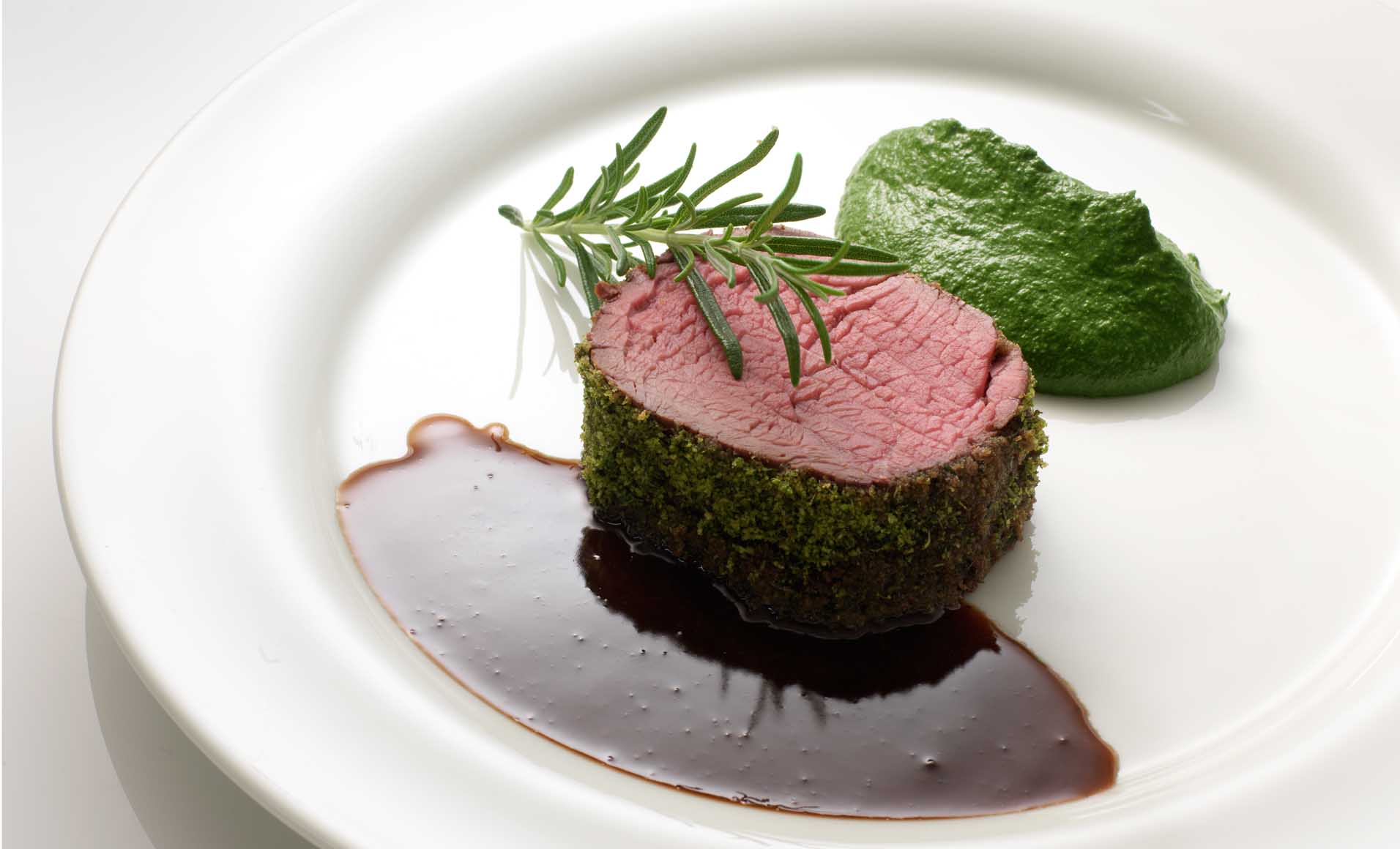 Klassisch im Ganzen gebratenes Angus-Ochsenfilet mit Rosmarinkruste in Sauce von bestem Rotwein, Petersilienpüree