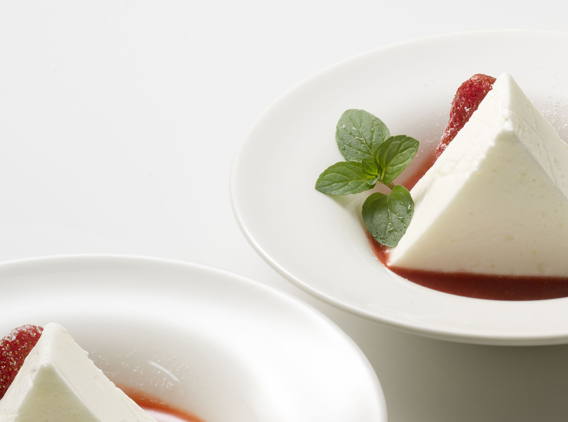 Terrina di yogurt di capra con bacche fresche
